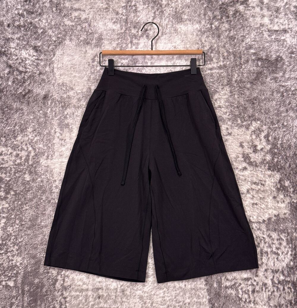Lululemon Groove Mid Rise Relaxed Bermuda Shorts 4 Womens Black Wide Leg
